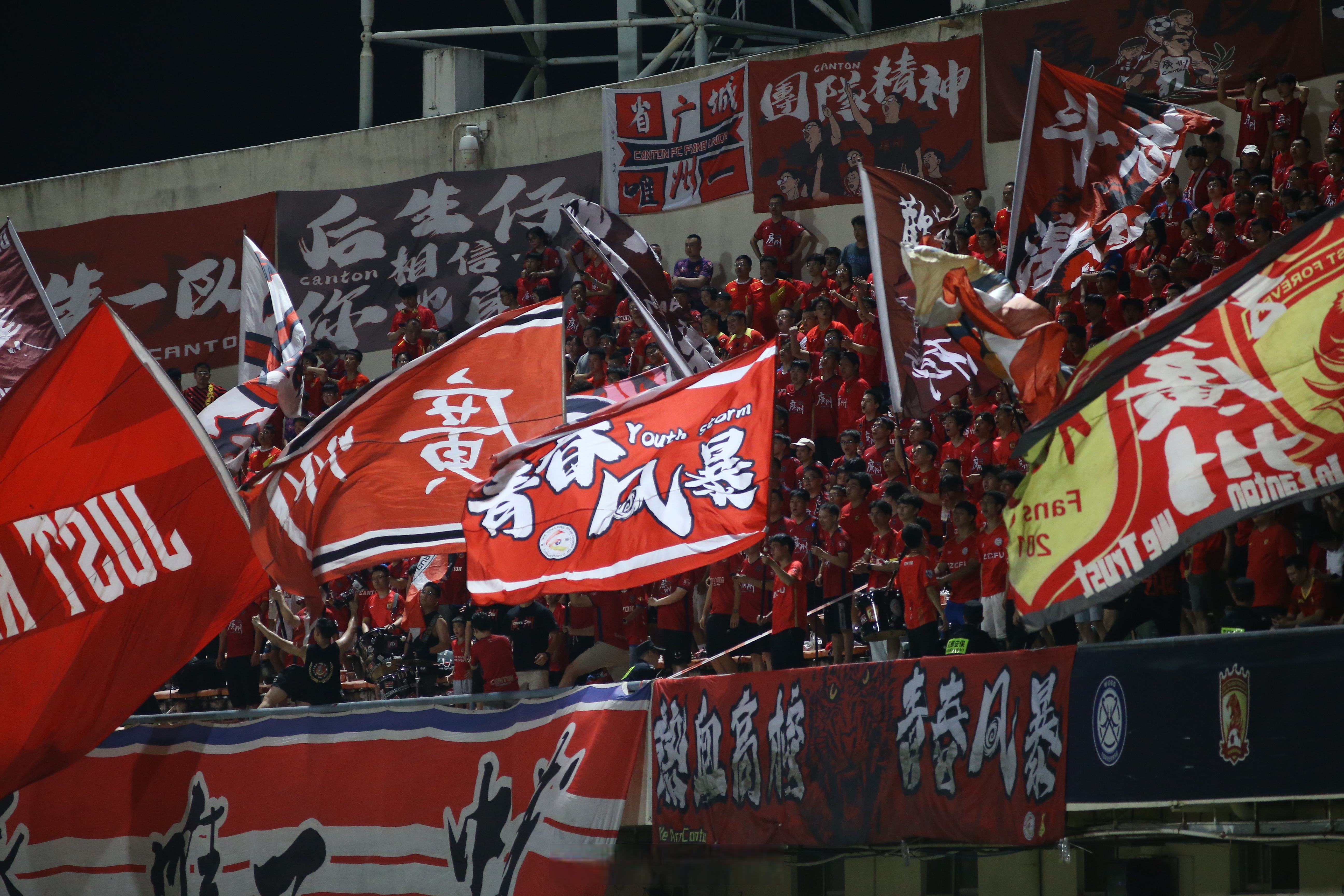 球队战绩逆势攀升，赢得球迷青睐及尊重